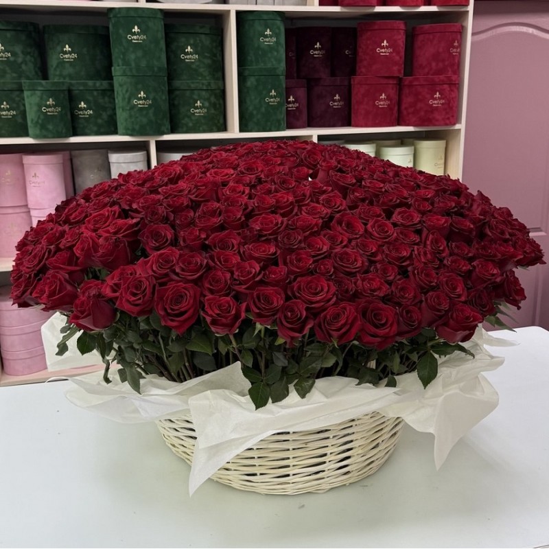 Корзина из красных роз "Важной особе"